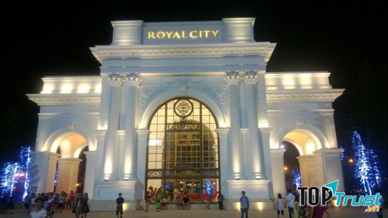 Cổng chính Royal City
