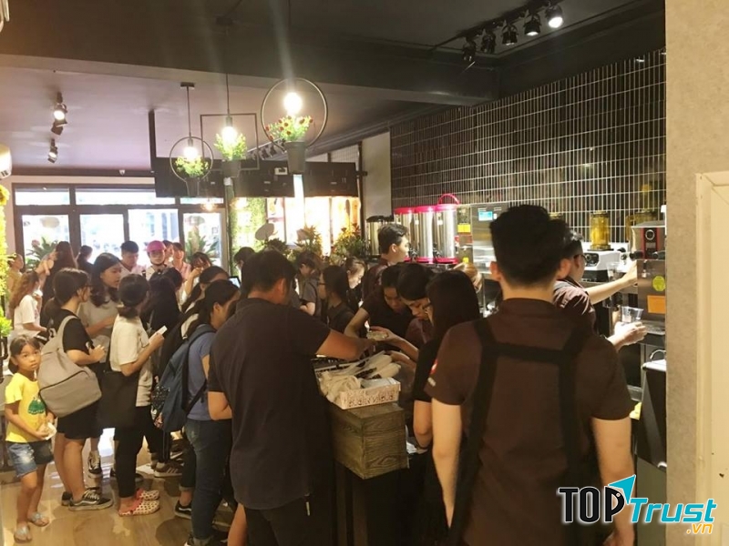 Toàn cảnh thực khách xếp hàng chờ mua tại cửa hàng.