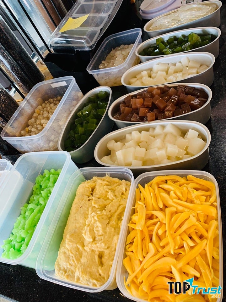 Các món chè tại đay được tự quán nấu bằng những nguyên liệu tự nhiên, đảm bảo an toàn, vệ sinh