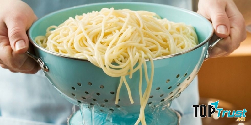Không rửa lại mì đã luộc