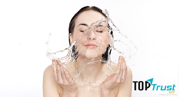 Nàng nên tránh chọn loại sữa rửa mặt chứa nồng độ xà phòng hay dưỡng ẩm quá cao