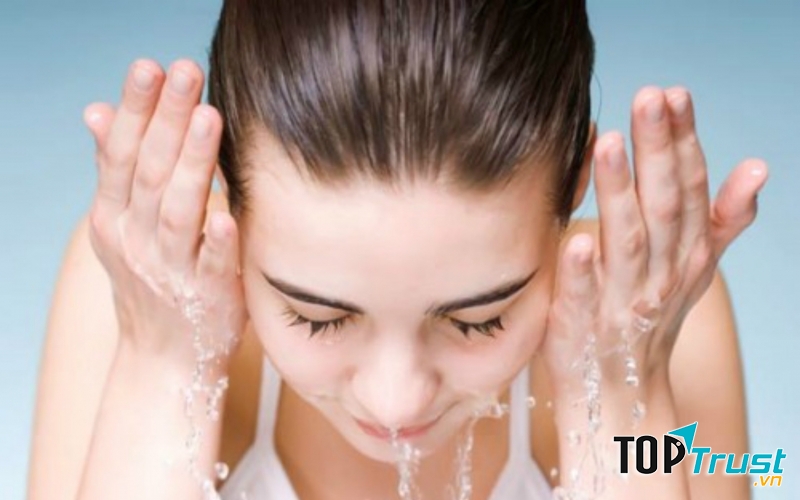 Vục nước rửa mặt giúp lấy sạch cạn bã bụi bẩn và bổ sung lượng ẩm cho mắt