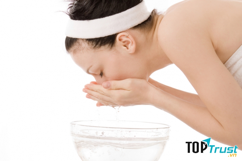 Rửa mặt bằng nước vo gạo giúp làm sạch da an toàn