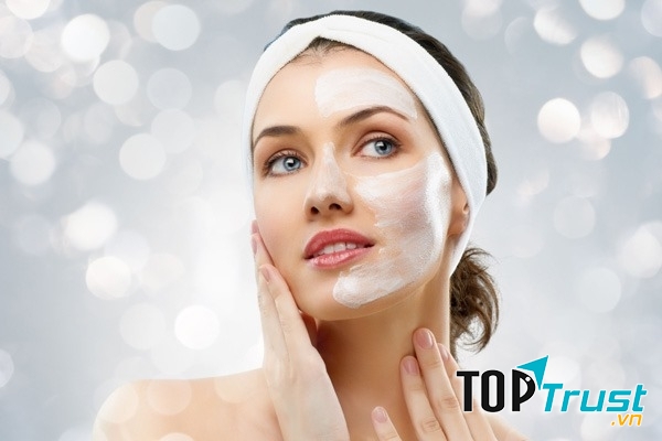Thoa sữa rửa mặt rồi mát xa da khoảng 30 phút