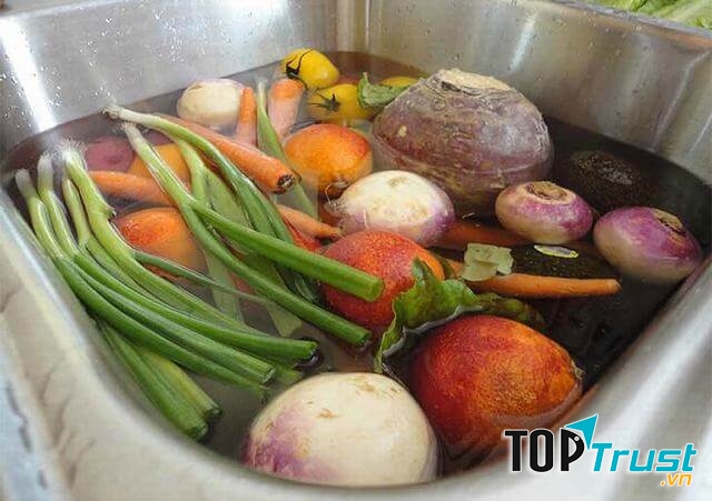 Hầu hết tất cả các loại rau, củ đều có nguy cơ chứa các chất bảo quản và thuốc trừ sâu, gây ngộ độc thực phẩm.