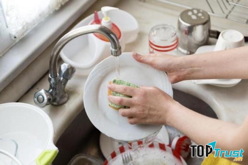 Rửa sạch bát đĩa