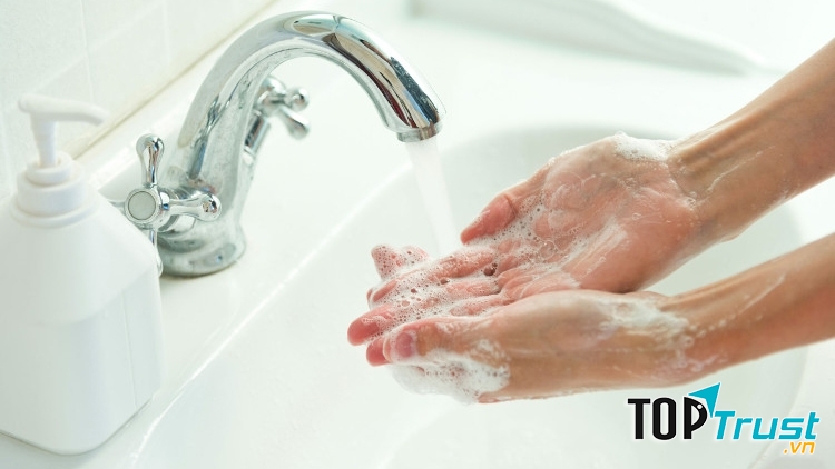 Rửa tay thường xuyên bằng nước và xà phòng.