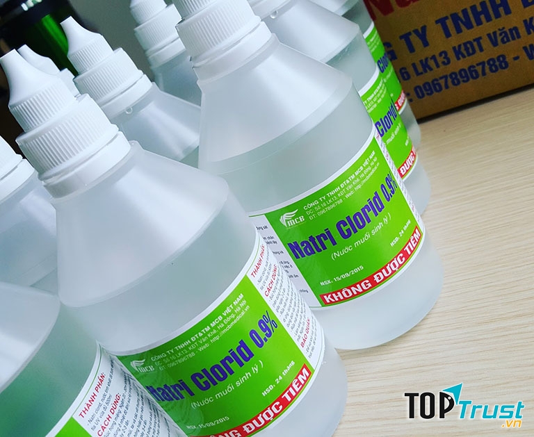 Rửa vết thương bằng nước muối