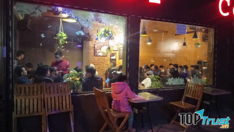 Không gian Ruby Cafe nhìn từ ngoài vào