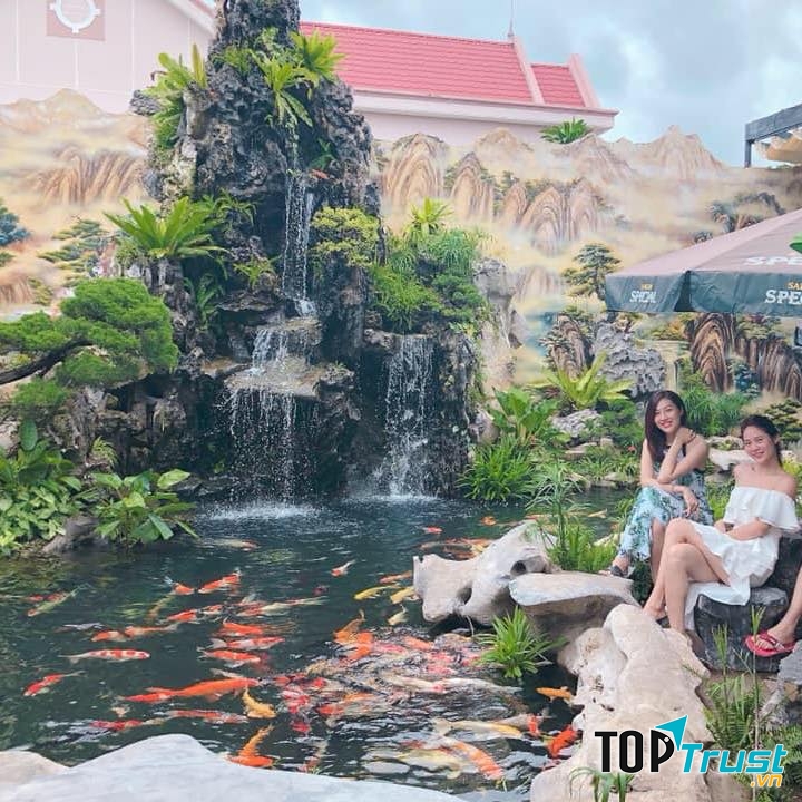 Hồ cá Koi được thiết kế như bức tranh sơn thủy hữu tình