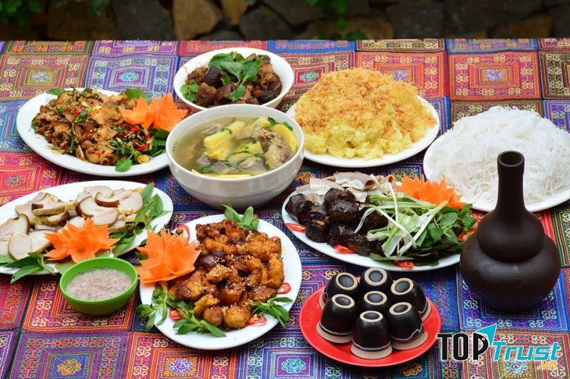 Rum Quán gợi nhớ hình ảnh Tây Bắc từ cung cách bài trí món ăn, những tấm thảm trải,...