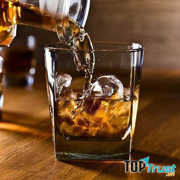 Uống rượu trong thời kỳ kinh nguyệt sẽ làm trầm trọng thêm các triệu chứng khó chịu trong giai đoạn này
