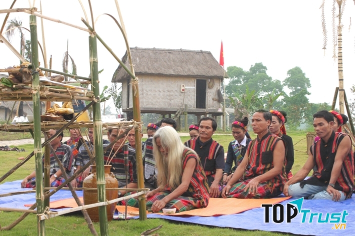 Uống rượu cần phải ở trong không gian mang bản sắc đồng bào dân tộc Gia Lai