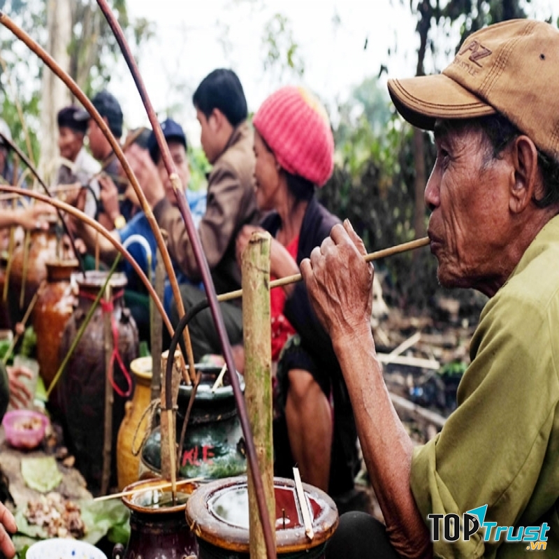 Cụ ông người Mường uống rượu cần