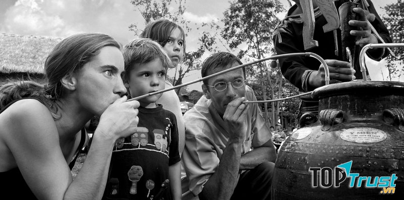 Du khách quốc tế thích thú khi nếm thử rượu cần