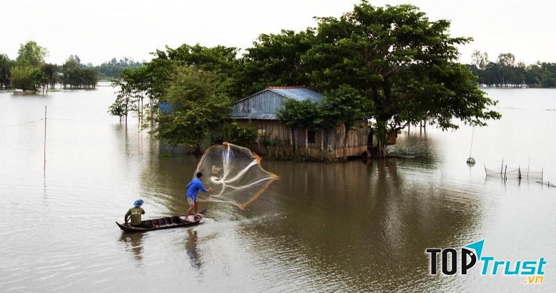 Sông nước Long An đã làm nên rượu Gò Đen đặc sản (Nguồn: Sưu tầm)