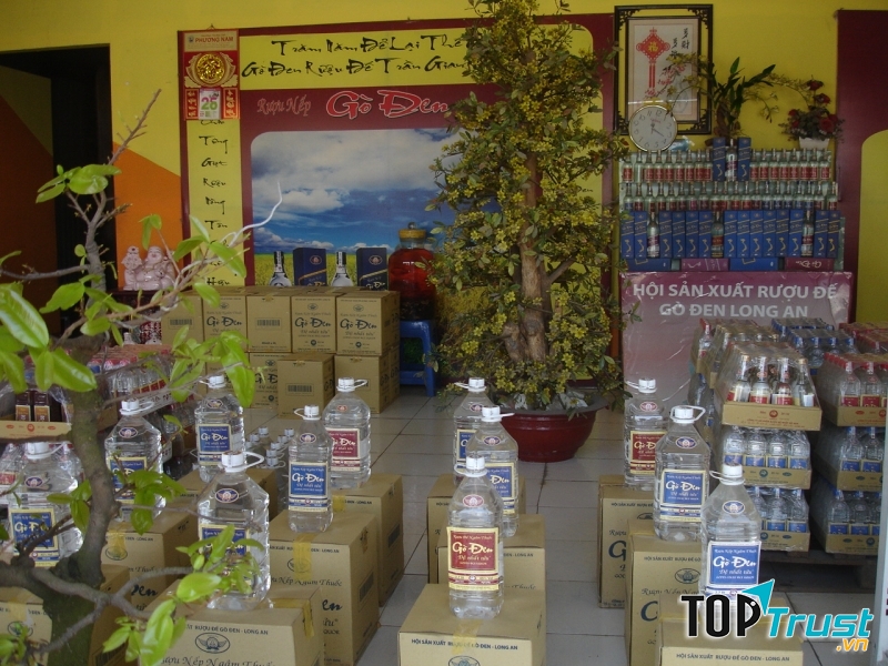 Với người dân Long An, rượu Gò Đen không thể nào thiếu được trong ngày Tết (Nguồn: Sưu tầm)