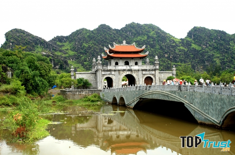 Nhớ đến Ninh Bình là nhớ đến mảnh đất cố đô lịch sử, nhớ đến rượu Kim Sơn thơm nức lòng (Nguồn: Sưu tầm)