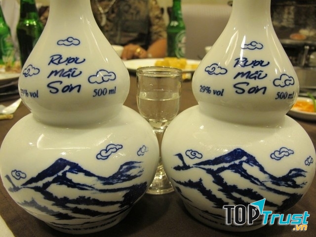 Rượu Mẫu Sơn trong bữa tiệc nhỏ