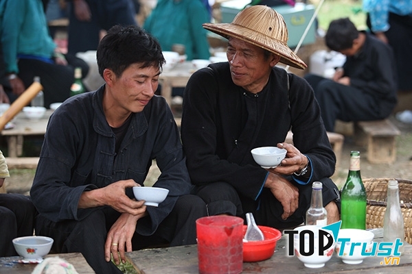 Rượu ngô Bản Phố hay rượu ngô Bắc Hà không thể thiếu trong những buổi chợ phiên