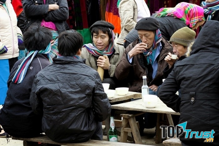 Mọi người quây quần bên chén rượu Tết San Lùng