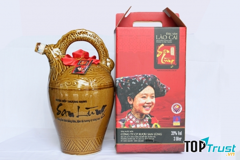 Rượu San Lùng là thương hiệu rượu truyền thống nổi tiếng, đặc sản của người Dao đỏ