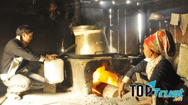 Rượu San Lùng nguyên chất có hương thơm nồng tinh khiết là kết tinh của thiên nhiên núi rừng Tây Bắc