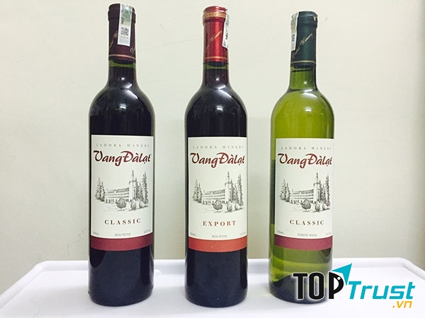 Nguyên liệu làm rượu không phải từ quả nho mà chế biến từ những quả dâu tằm chín mọng