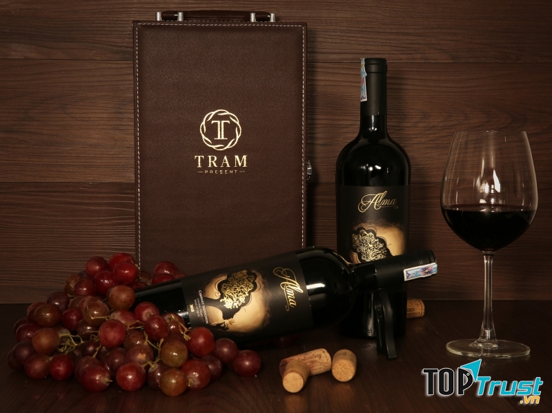 Một ly riệu vang có lẽ sẽ giúp bạn và sếp gắn kết với nhau hơn