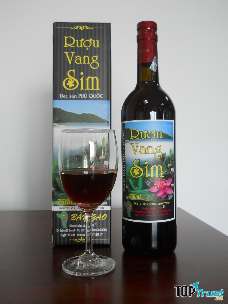 Rượu vang sim Phú Quốc giờ đã thành một món đặc sản quan trọng của hòn đảo xinh đẹp này (Nguồn: Sưu tầm)