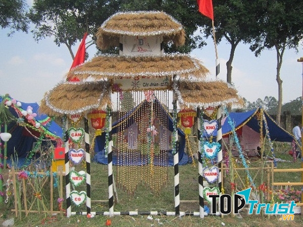 Cổng trại hè với chủ đề ''Cội nguồn''