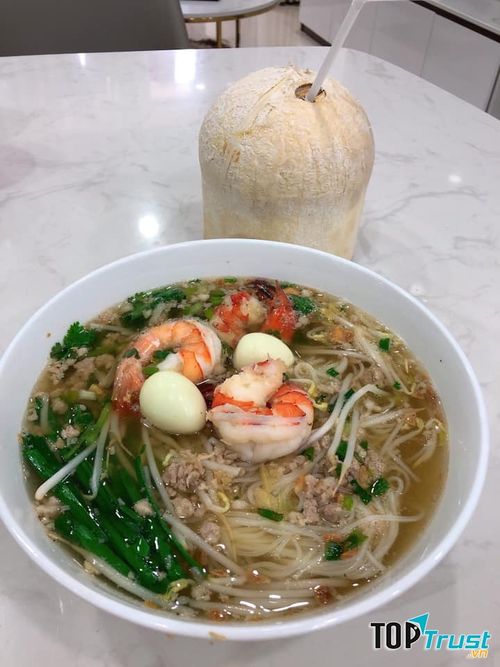 Thịt bằm và tôm tươi được nhấn nhá giúp tô hủ tiếu của bạn thê bắt mắt và tràn đầy dinh dưỡng.