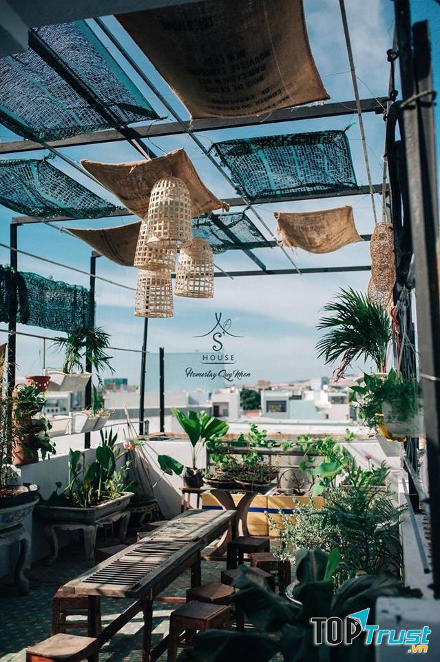 Không gian sân thượng xinh xắn tại S House