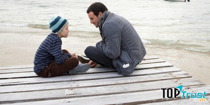 Khi bé chia sẻ với bạn, hãy chăm chú lắng nghe.