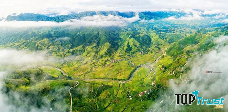 Mùa lúa chín, những thửa ruộng bậc thang chuyển màu vàng óng càng khiến cho du khách yêu mến vẻ đẹp bình yên và trù phú của nơi đây