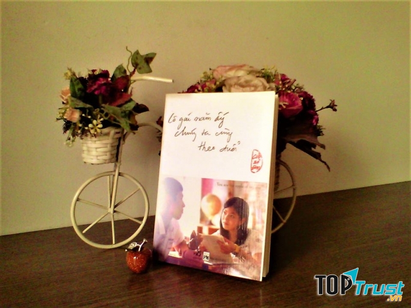 Bạn có thể tặng kèm một tấm thiệp hoặc cũng có thể viết ngay ở trang đầu quyển sách như thế nó sẽ trở thành một vật kỷ niệm mang nhiều ý nghĩa.