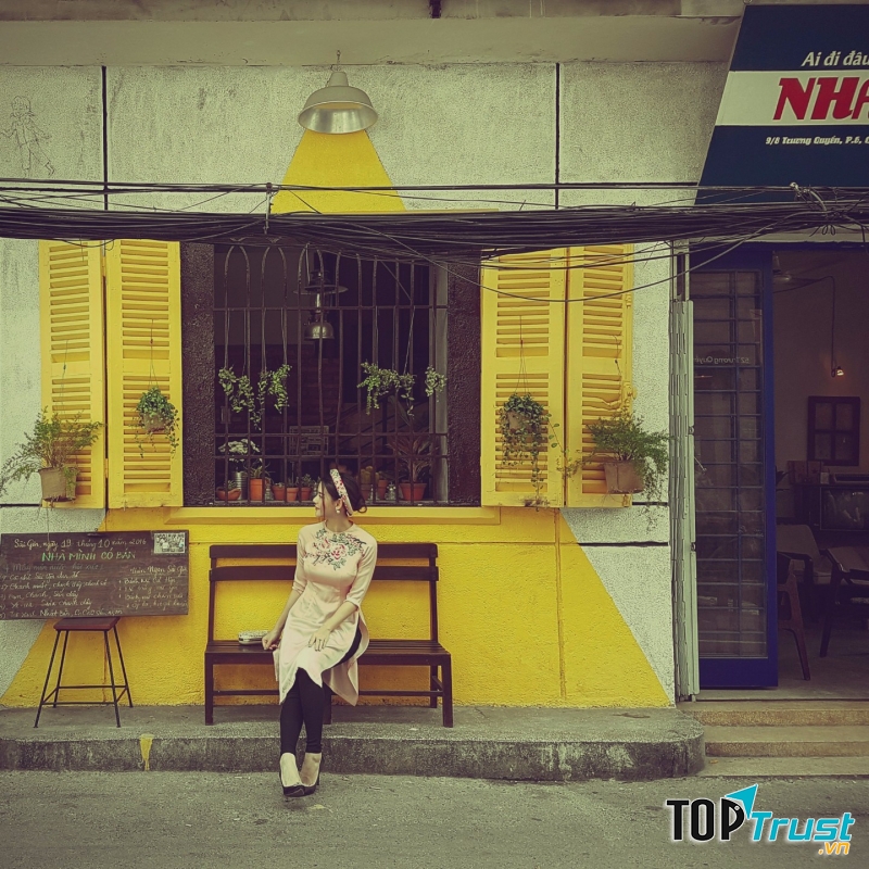 Khách hàng check in ngay trước quán