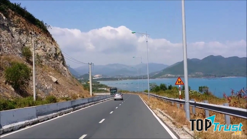 Bờ biển Nha Trang dài tới 430 km khiến bạn ngắm biển thỏa thích và cả tâm hồn như hòa vào bao la của biển khơi đất trời.
