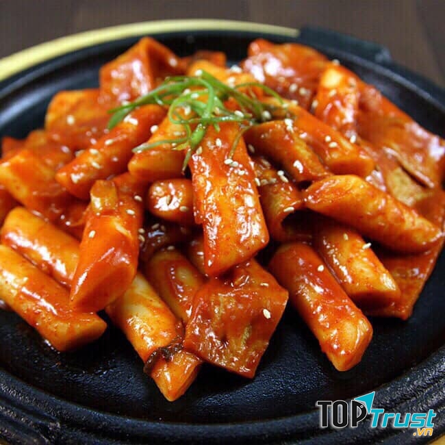 Quán có menu vô cùng hấp dẫn lên đến 50 món từ bánh mỳ, pizza đến salad hay gà chiên đều có sẵn.