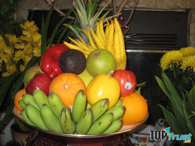 Mâm ngũ quả trên bàn thờ ngày Tết