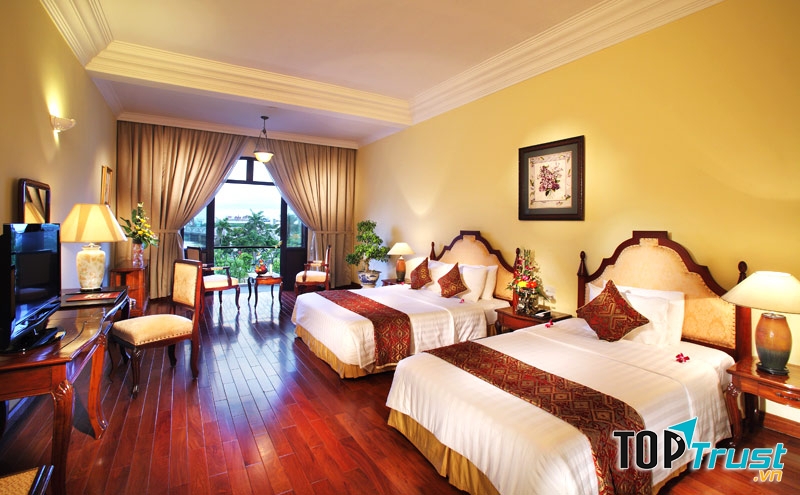Saigon Morin Hotel được xây dựng năm 1901 bởi một doanh nhân người Pháp nên từ kiến trúc, cách bài trí, nội thất đều mang đậm bản sắc Pháp tạo nên vẻ đẹp độc đáo giữa hàng trăm các khách sạn tại Huế.