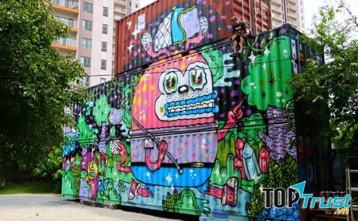 Saigon Outcast sở hữu ba chiếc container cũ kỹ được trang trí rực rỡ để bạn tha hồ chụp ảnh