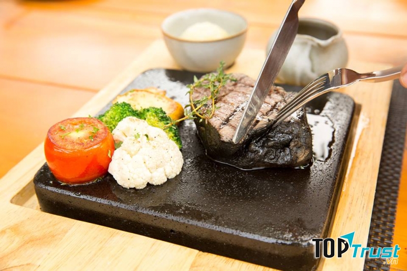 Món ngon hấp dẫn tại nhà hàng