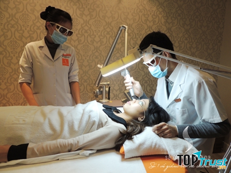 Bác sĩ điều trị nám và tàn nhang cho bệnh nhân