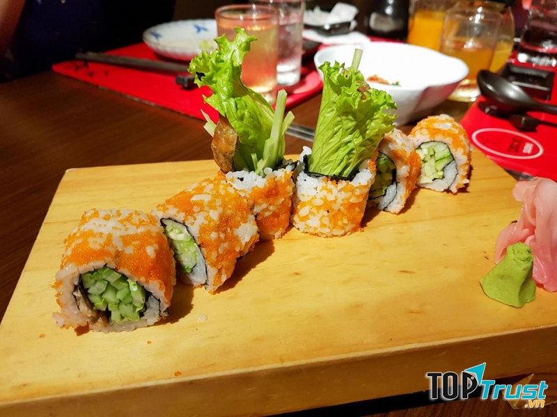 Món sushi hấp dẫn tại nhà hàng