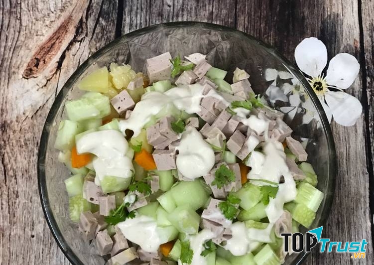 Những loại rau củ tươi ngon kết hợp với nhau tạo ra loại thực phẩm thanh mát, bổ dưỡng và đặc biệt tốt cho sức khỏe.