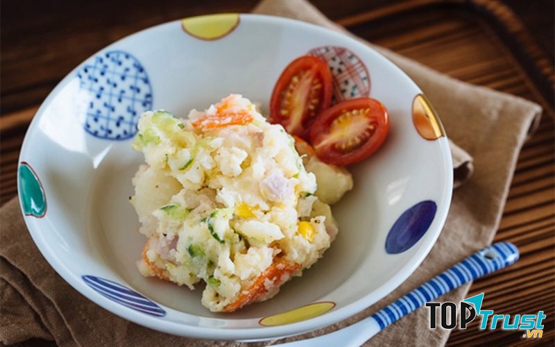 Salad trứng rau củ.