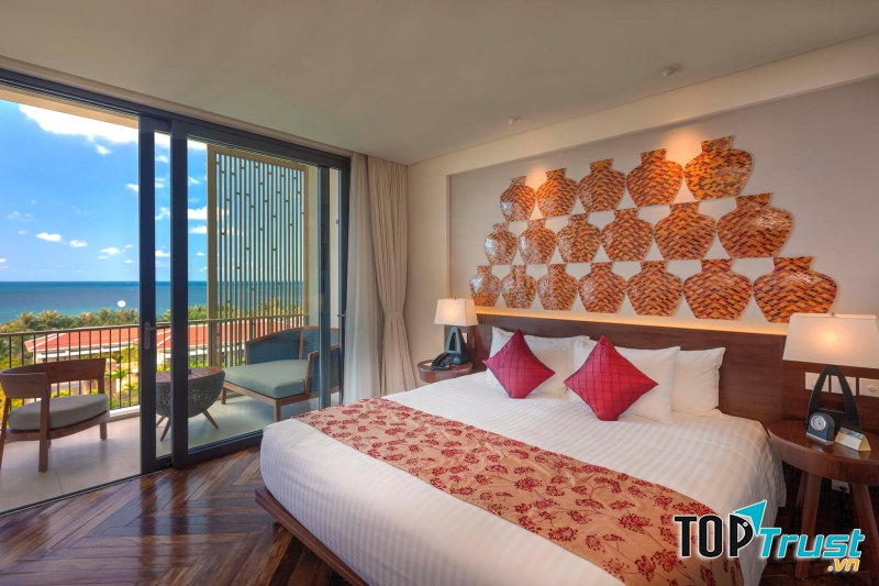 Phòng ngủ có ban công với tầm nhìn vô cùng đẹp, hướng ra biển