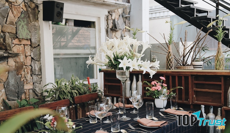 Không gian nhà hàng Âu sang trọng