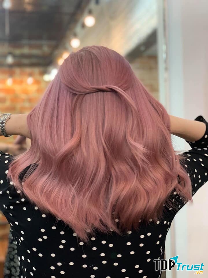 Salon Nam Sơn cũng là một địa chỉ nhuộm tóc đẹp và uy tín nhiều năm, với cam kết sử dụng những sản phẩm chăm sóc tóc tốt nhất để mang lại cho bạn mái tóc khỏe đẹp